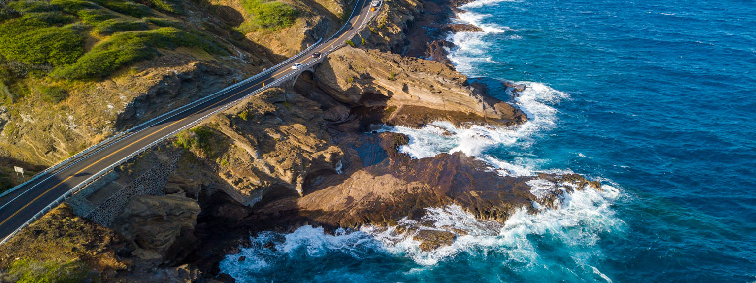 Aerial photo of Kalanianaʻole Hwy running along Koko Crater